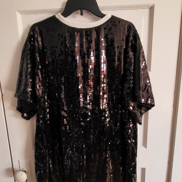 Main Strip BLACK SEQUINS FOOTBALL T SHIRT DRESS - Picture 4 of 7
